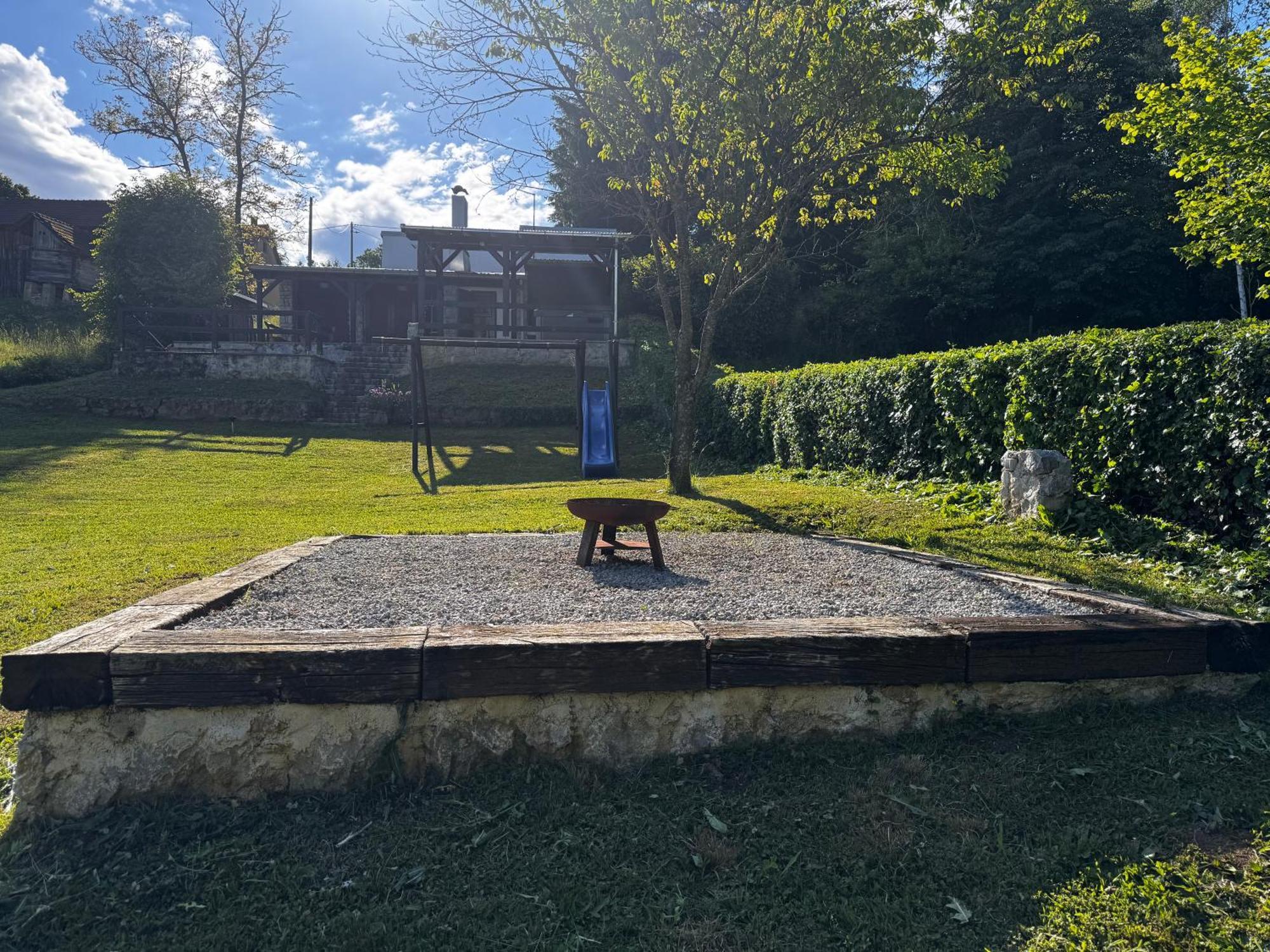 Počitniška hiša Pixie House - Mreznica, Private Pier, Hot Tub Gornji Zvecaj